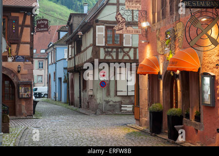 Abend in Kaysersberg, Elsass, Frankreich. Stockfoto