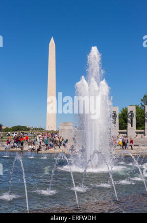 WASHINGTON, DC, USA - World War II Memorial und Washington Monument auf der National Mall. Stockfoto