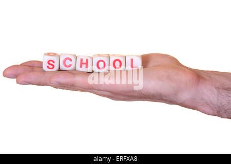 Das Wort Schule mit hölzernen Würfel auf die He Palme der Hand geschrieben. Isoliert auf weißem Hintergrund Stockfoto