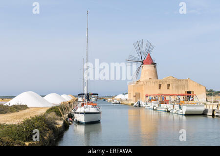 16. Jahrhundert Windmühle am Ettore und Infersa Saline Stagnone Salzpfanne Lagune in der Nähe von Trapani, Marsala, Sizilien, Italien Stockfoto