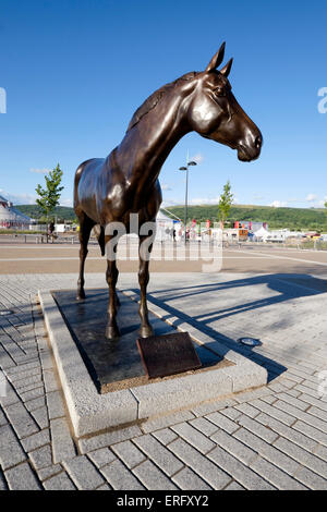 Bronzestatue des dreifach Gold Cup Sieger, bester Kumpel, Cheltenham Racecourse Stockfoto