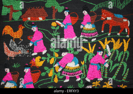 Traditionelle Stickerei von der Hmong Bergvolk in Nordthailand Darstellung ihrer täglichen Leben der Landwirtschaft Stockfoto