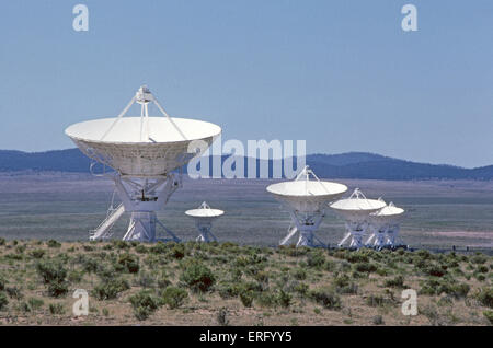 Die riesige Radioteleskope des Very Large Array oder VLA, auf den Ebenen von San Agustin zwischen den Städten von Magdalena und Datil im zentralen Westen New Mexico. Stockfoto