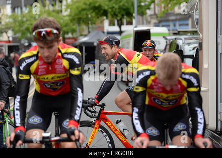 Fahrer aus dem Team Raleigh GAC Aufwärmen vor dem Milch-Rennen in Nottingham, Vereinigtes Königreich am 24. Mai 2015. Stockfoto