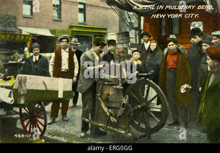 Lower East Side, New York, eine Szene in Mulberry Biegung der 1890er Jahre mit Passanten beobachten Messer Schleifmaschine. Sehr armen Gegend in spät Stockfoto