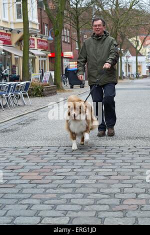 Mann und Australian Shepherd Stockfoto