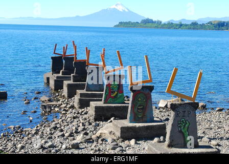 Stillgelegte Bootsanleger mit Graffiti, Puerto Varas, Chile Stockfoto