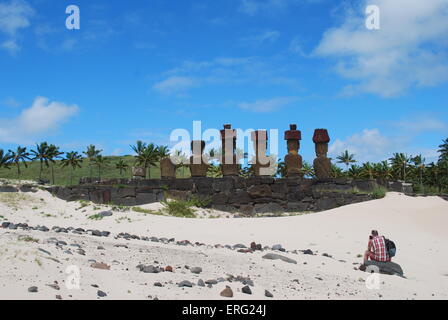 Man fotografiert die Moai Statuen, Anakena, Easter Island, Chile Stockfoto