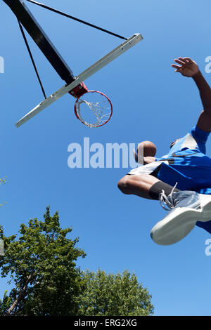 Basketball Dunk von unten Stockfoto