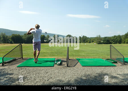 Golf auf der Drivingrange Stockfoto