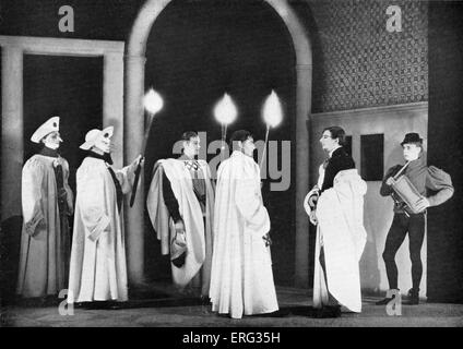 Laurence Olivier als Romeo, Glen Byam Shaw als Benvolio und John Gielgud als Mercutio in John Gielguds Produktion von Shakespeares "Romeo und Julia" im New Theatre, London, 1935. Fackelzug. Laurence Olivier, britischer Schauspieler, Regisseur und Produzent, 22. Mai 1907 – 11. Juli 1989. John Gielgud, britischer Schauspieler, Regisseur und Produzent, 14. April 1904 – 21. Mai 2000. Stockfoto