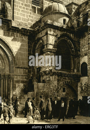 Jerusalem, äußere der Kirche des Heiligen Grabes, Kapelle der Agonie der Jungfrau Maria.  Moslems und Juden bestehen außerhalb der Stockfoto