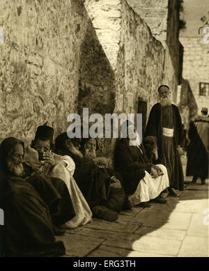 Juden an der Klagemauer, stammt aus der Zeit des zweiten Tempels, auch bekannt als die Klagemauer und die Wailing Ort, Jerusalem. (Erste veröffentlichte 1925.) Stockfoto