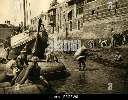 Dabei speichert an Bord am Tigris mittels Guffas (Nussschalen) in Bagdad, Irak.  (Erste veröffentlichte 1925.) Stockfoto