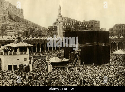 Pilger an der Kaaba, Mekka, Saudi Arabien, der heiligste Ort in der islamischen Religion. (Erste veröffentlichte 1925.) Stockfoto