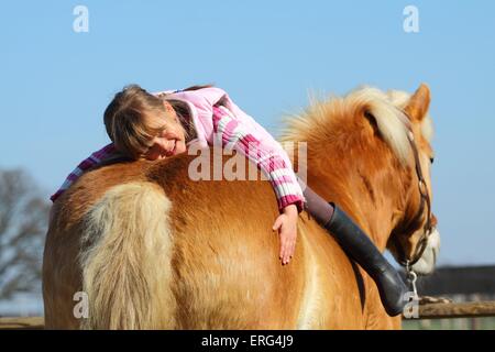 Mädchen mit Haflinger-Pferd Stockfoto