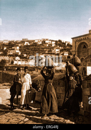 Nazareth, Mädchen tragen Wasserbehältern an Marias Brunnen. Erste veröffentlichte 1925 Stockfoto