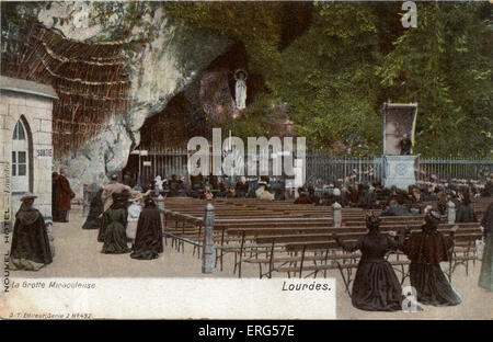 Lourdes, Frankreich: La Grotte Miraculeuse. Um die Statue der Muttergottes von Lourdes, die Jungfrau Maria in der Grotte am beten Pilger Stockfoto