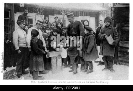 Deutsche Besetzung an der Ostfront in World War I. entnommen Foto, zeigt deutsche Soldaten verteilen Lebensmittel unter Stockfoto