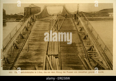 Libau unter deutscher Besatzung Weltkrieg. Vom Foto, zeigt eine Eisenbahnbrücke, die von den Russen gesprengt worden Stockfoto