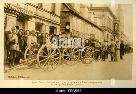 Libau unter deutscher Besatzung Weltkrieg. Entnommen aus Foto, zeigt vier Maschinengewehre in ein Haupt Straße von Libau. Sie haben Stockfoto