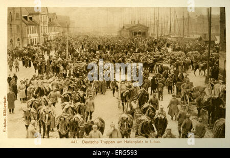 Libau unter Weltkrieg Deutsch Occupation.Taken von Foto, zeigt deutsche Truppen und Pferde und Wagen versammelten sich in der Stockfoto