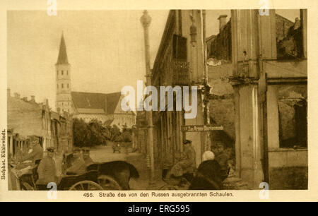 Am östlichen Front Städte unter deutscher Besatzung Weltkrieg. Foto, zeigt deutsche Truppen vor ausgebrannten entnommen Stockfoto