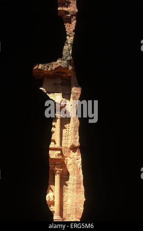 Eine Teilansicht des Al-Khazneh "Die Schatzkammer" aus den Siq in Petra, Jordanien. Stockfoto