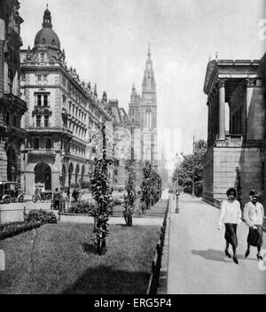 Rathaus und dem Parlament in Wien,, ("Zwischen Parlament Und Rathaus"), Österreich.  1920er Jahre Straßenszene. Rathaus von entworfen Stockfoto