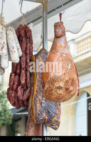 Salami, Schinken und anderen Fleischsorten zum Verkauf auf einem Markt in einem Dorffest Stockfoto