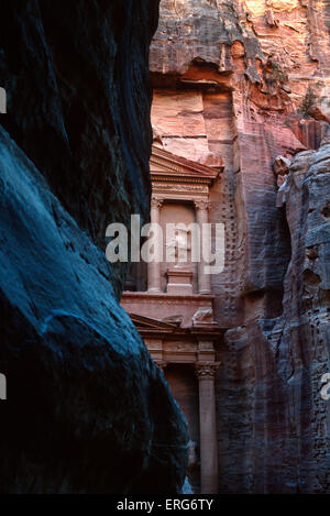 Eine Teilansicht des Al-Khazneh "Die Schatzkammer" aus den Siq in Petra, Jordanien. Stockfoto