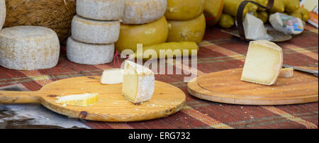 Italienische Käse für den Verkauf auf dem Markt auf einem Holzbrett zur Verkostung bereit Stockfoto