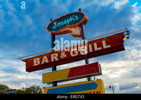 Josef Bar und Grill historische Leuchtreklame in Santa Rosa, NM Route 66 2012. Stockfoto