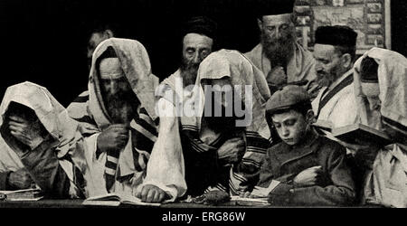 Tag der Versöhnung / Jom Kippur. Gebete in New York auf der Lower East Side Synagoge um 1900 Männer Gebet Schals tragen. Während Stockfoto