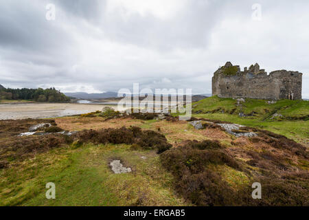 Castle Tioram in den Highlands von Schottland mit Hügeln und dem Meer. Stockfoto