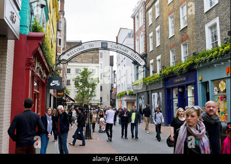 Shopping auf der berühmten Carnaby Street, London, England. Stockfoto