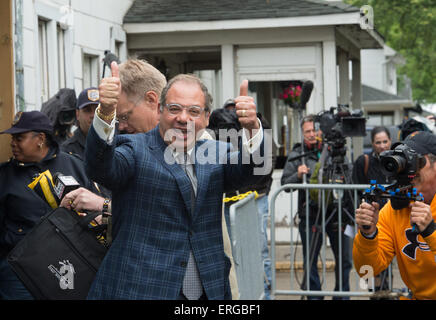 Elmont, New York, USA. 2. Juni 2015. Inhaber AHMED ZAYAT kommt für die Ankunft von 2015 Belmont Stakes hoffnungsvollen American Pharao, trainiert von Bob Baffert, heute Nachmittag Dienstag, 2. Juni 2015 Credit: Bryan Smith/ZUMA Draht/Alamy Live News Stockfoto