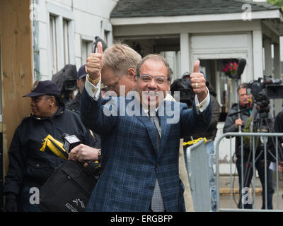 Elmont, New York, USA. 2. Juni 2015. Inhaber AHMED ZAYAT kommt für die Ankunft von 2015 Belmont Stakes hoffnungsvollen American Pharao, trainiert von Bob Baffert, heute Nachmittag Dienstag, 2. Juni 2015 Credit: Bryan Smith/ZUMA Draht/Alamy Live News Stockfoto