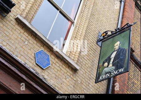 Eine blaue Gedenk Plage von John Snow (1813-1858) deren Arbeit darin, die Quelle einer Cholera-Ausbruch in Soho London 1854 Stockfoto