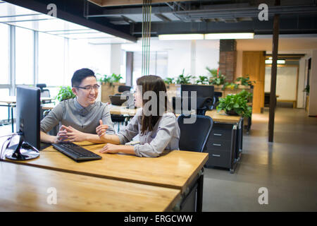 IT-Mitarbeiter im Büro sprechen Stockfoto