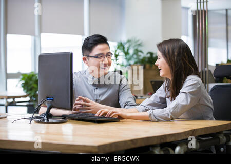 IT-Mitarbeiter im Büro sprechen Stockfoto