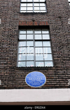 Eine blaue Gedenk Plage von Wolfgang Amadeus Mozart (1756-1791) vor einem Haus lebte er im Jahre 1764, London. Stockfoto