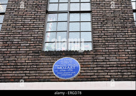 Eine blaue Gedenk Plage von Wolfgang Amadeus Mozart (1756-1791) vor einem Haus lebte er im Jahre 1764, London. Stockfoto