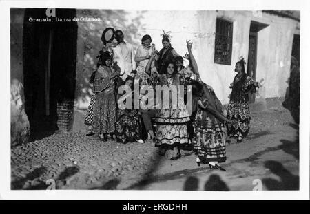 Zigeuner tanzen, Granada, Spanien. Gypsy Frauen tanzen, während Männer einer akustischen Gitarre und Tamburin spielen. Stockfoto