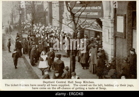 Deptford Central Hall Suppenküche, 1900 s. Deptford Central Hall wurde im Jahr 1903 von der methodistischen Kirche auf dem Slum Clearance Land gebaut und eingerichtet Suppenküchen und andere Initiativen, die Armen in der Gegend zu helfen. Bildunterschrift lautet: "der Ticketinhaber haben fast alle geliefert worden. Das Publikum auf der linken Seite, hält ihre Krüge gekommen auf dem off-Chance bekommen einen Geschmack der Suppe ". Stockfoto