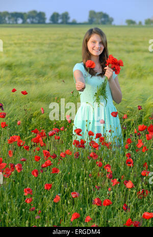 Junge schöne Mädchen im Mohnfeld Stockfoto