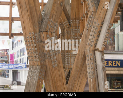 Lanternen, Sandnes-Norwegen, moderne architektonische Struktur in der Mitte für Markt- und kulturelle Aktivitäten, Eiche Leimbindern hautnah Stockfoto