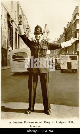 Ein Londoner Polizist, 1950er Jahre. Zeigt ein Polizist regelt den Verkehr am Ludgate Hill. Beschriftung auf Rückseite lautet: "ein Londoner Polizist auf Stockfoto