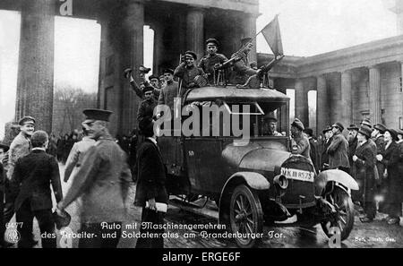 Novemberrevolution (November) in Berlin, Deutschland, 1918. Auto mit Maschinengewehren vor dem Brandenburger Tor (Brandenburger Stockfoto