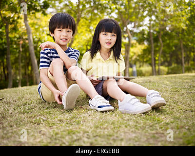 Kinder im park Stockfoto